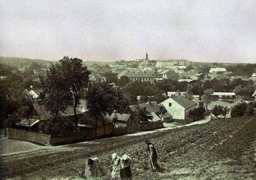Początek XX w., chłopi przy pracy. Po prawej - Plac Gazaris